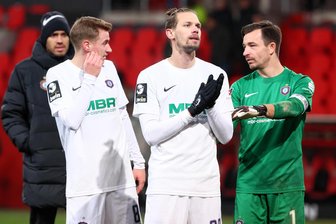FC Erzgebirge nach dem 1:1 in Ingolstadt: Reicht es für Aue nur für das Niemandsland der Tabelle? - Teilerfolg oder Teilenttäuschung? Auch die Auer Joshua Schwirten, Maximilian Thiel und Torwart Martin Männel (von links) diskutierten nach Abpfiff der Partie.
