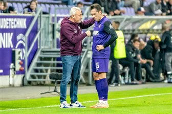 FC Erzgebirge: Personallage entspannt sich – Bär und Danhof sind zurück - Aues Trainer Pavel Dotschev diskutiert mit Marcel Bär. Im Hinspiel gegen Ulm traf der Stürmer zum 1:0 für den FC Erzgebirge, die Partie ging dennoch verloren.