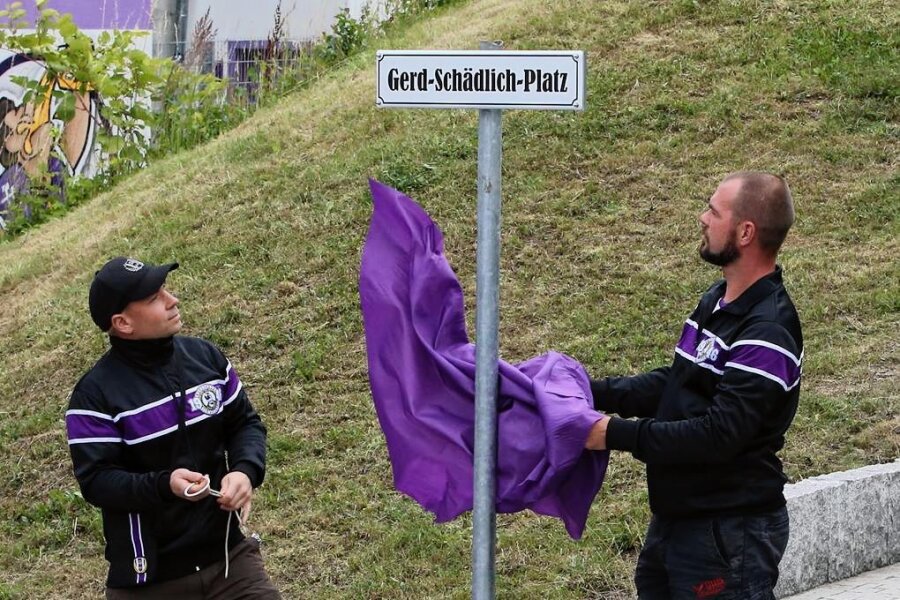 FC Erzgebirge residiert künftig am Gerd-Schädlich-Platz - Fans hatten bereits im Sommer vergangenen Jahres dem Erfolgstrainer ein Denkmal gesetzt und den Platz am Stadion umbenannt - damals noch nicht ganz offiziell. 