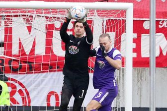 Vor Teamkollege Marvin Stefaniak hatte FCE-Torhüter Martin Männel den Ball sicher.