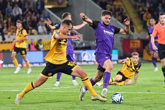 FC Erzgebirge: So groß ist der Andrang auf Tickets fürs Sachsenderby Aue gegen Dynamo Dresden - Jakob Lämmer und Marco Schikora kämpfen im letzten Sachsenderby zwischen Dynamo und dem FC Erzgebirge um den Ball.