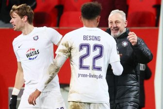 FC-Erzgebirge-Trainer Dotchev nach Sieg gegen Ingolstadt: "Die Tabelle sagt nicht soviel aus" - Trainer Pavel Dotchev (r.) zusammen mit Paul-Philipp Besong und Maximilian Thiel (l.)