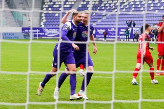 FC Erzgebirge trennt sich 1:1 von Viktoria Köln und der Trainer bekennt sich zum Verein - Torjubel nach dem 1:1