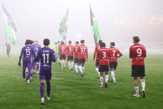 FC Erzgebirge verliert im Nebel von Hannover den Durchblick - Einlauf der Mannschaften im Nebel von Hannover. Irgendwie konnte man von Tor zu Tor gucken, also wurde gespielt.