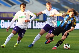 FC Erzgebirge: Viele Fehler, kaum Ideen – schwache Auer gehen in Saarbrücken leer aus - Ali Loune und Anthony Barylla verfolgen Saarbrückens Tim Civeja (von links).