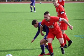FC Lößnitz tankt bei Testspiel-Sieg gegen junge Veilchen Selbstvertrauen für den Wiederbeginn der Saison - Der Lößnitzer Paul Bunge (vorn) setzt sich in dieser Szene im Testspiel gegen die U 19 des FC Erzgebirge Aue durch.