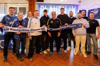 FC Schalke 04: Auch viele Vogtländer haben blauweißes Blut in ihren Adern - Organisator Mario Kammler (Mitte in Schwarz) hat seinen Herzensverein 904-mal live gesehen. Neben ihm die beiden Schalker Dylan Leonard (links) und Luca Podlech (rechts).