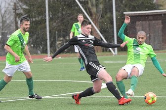FC Stollberg gegen Tanne Thalheim: Vorhang auf zum Landesklasse-Derby unter Flutlicht - Zuletzt trafen der FC Stollberg und der SV Tanne Thalheim am 9. April 2022 aufeinander. Im Frühlingsschneesturm setzten sich die Stollberger damals auswärts mit 3:1 durch. Bruno Albert (Mitte) ist beim FCS immer noch dabei, der Thalheimer Rami Msalam (r.) dagegen nicht.
