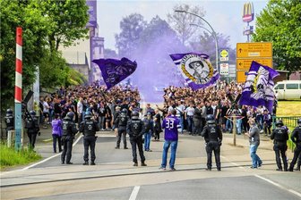 FCE-Fans feiern sich und ihre Elf mit einem Marsch durch Aue - 500 Anhänger des FC Erzgebirge nahmen am Samstag am Fan-Marsch in Aue teil.