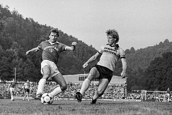 FCE-Ikone Holger Erler vor dem Derby: "Gemütlich war es hier für Dynamo nie" - Holger Erler (links) im Zweikampf mit Dresdens Hans-Jürgen Dörner. Das Heimspiel am 22. August 1984 verlor Wismut gegen Dynamo nach Treffern von Ralf Minge, Ulf Kirsten und Andreas Trautmann mit 0:3.