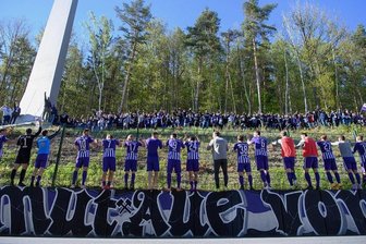 FCE kämpft für Rückkehr der Fans ins Stadion - Ende Mai versammelten sich nach einem Spiel des FCE die Fans hinter dem Stadion im Wald. Verantwortliche wie Anhänger drängen darauf, die Spiele wieder live im Stadion sehen zu können. 