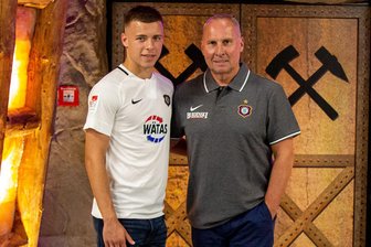 FCE leiht Njegos Kupusovic von Roter Stern Belgrad aus - FCE-Präsident Helge Leonhardt (re.) mit Njegos Kupusovic.