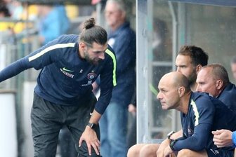 FCE: Nächste Woche soll Trainer-Dilemma gelöst werden - Robin Lenk (links), hier im Gespräch mit seinem Trainerteam und FCE-Präsident Helge Leonhardt, kann erst im nächsten Jahr mit dem Fußballlehrer-Lehrgang beginnen. So lange darf er laut Paragraf 5a der DFL-Lizenzierungsordnung nicht die Verantwortung bei einem Proficlub übernehmen.