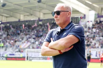 FCE-Präsident tritt ab: So reagieren Politik und Fan-Szene - Helge Leonhardt im Erzgebirgsstadion: Am 4. Spieltag beim Spiel gegen Wehen Wiesbaden war er noch Präsident des FC Erzgebirge Aue. Nun ist er zurückgetreten.