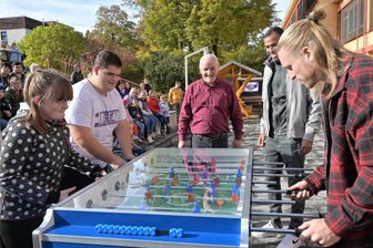 FCE-Spieler kommen zur Outdoor-Kicker-Partie an die Brünlasberg-Schule - Die Schüler Seline Halang und Lenny Pursche (links von vorn) im Duell mit FCE-Spieler Marvin Stefaniak (r.).