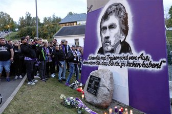 FCE-Vorstand stellt zu Spendengeldern klar: Wunsch der Familie von Gerd Schädlich erfüllt - Am Sonntag war die Gedenkstätte für Gerd Schädlich am Erzgebirgsstadion in Aue eingeweiht worden.