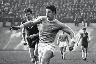 FCK-Legende "Matz" Vogel wird 80 - Eine Szene aus dem Oberligaspiel zwischen Sachsenring Zwickau und dem FC Karl-Marx-Stadt aus dem April 1970: FCK-Stürmer Eberhard Vogel rennt Alfons Babik davon. Zwickau gewann die Partie mit 2:0, der Club stieg am Saisonende ab und Vogel wurde nach Jena "delegiert". 