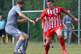 FCS behält die Rote Laterne - Wie schon im Hinspiel gab es für die Fußballer des FC Stollberg - hier Dominic Griesbach (r.) gegen Oberlungwitz' Michael Löffler - gegen den OSV nichts zu holen. Nach 90 Minuten stand es 0:3.