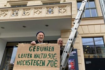 FDJ-Prozess: Darf jetzt jeder den Rathausbalkon stürmen? - Martin Böttger (links) und Karl-Ernst Müller demonstrieren mit einer Leiter vor dem Rathausbalkon gegen die FDJ-Entscheidung. 