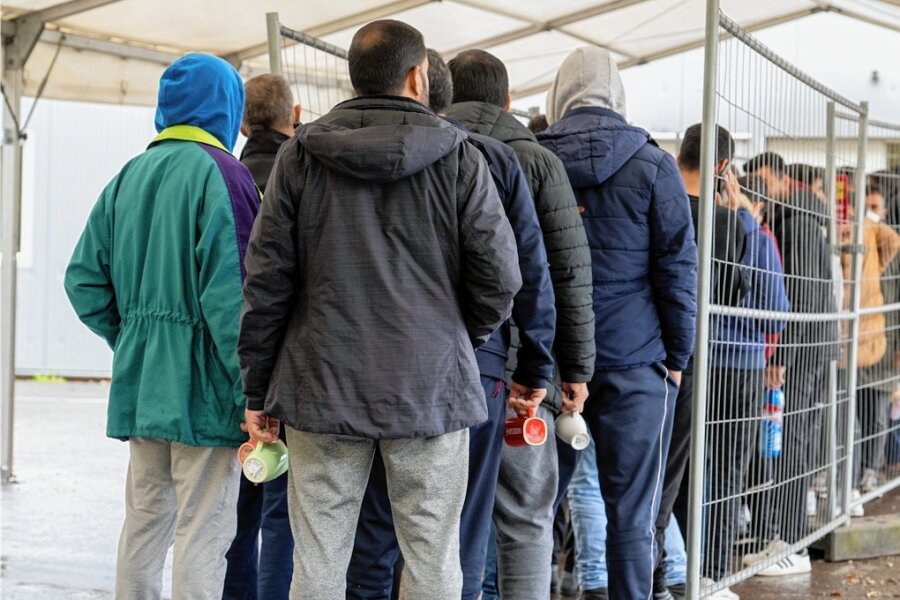 FDP-Bundesparteivize Kubicki: Wir brauchen dringend mehr Rückführungsabkommen - Flüchtlinge warten vor der Essensausgabe in der Landeserstaufnahmestelle Ellwangen (Baden-Württemberg). FDP-Vizechef Wolfgang Kubicki mahnt eine Einwanderungspolitik aus einem Guss an. 