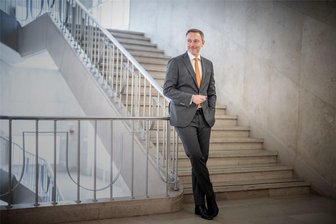 FDP-Chef Lindner: Der Mann, der auf den Sprungturm geklettert ist - FDP-Chef und Bundesfinanzminister Christian Lindner im Treppenhaus seines Ministeriums in Berlin. Die FDP hält am Samstag und Sonntag ihren Bundesparteitag in der Hauptstadt ab.
