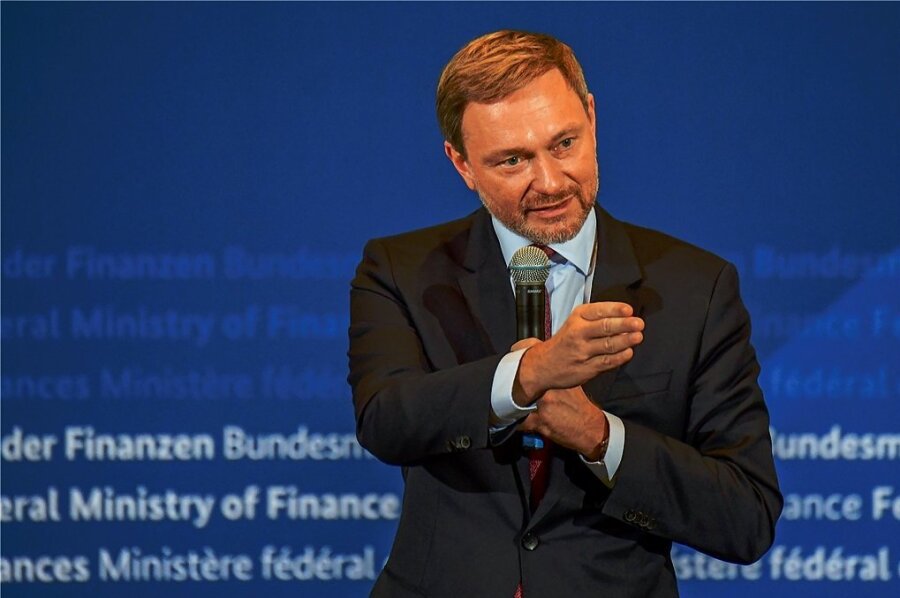 FDP-Chef Lindner: Ich verteidige die fleißige Mitte - Christian Lindner (FDP), Bundesminister der Finanzen, meint: "Das Jahrzehnt der Zukunftsinvestitionen bezieht sich nicht nur auf die öffentliche Hand. Wir müssen privates Kapital aktivieren." 
