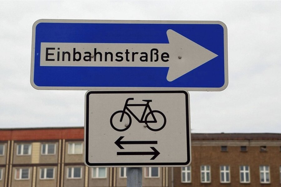 FDP in Chemnitz will mehr Einbahnstraßen in Wohngebieten - In Wohngebieten soll es mehr Einbahnstraßen geben, fordert die Chemnitzer FDP. Auf bestehenden Einbahnstraßen in der Stadt dürfen Radfahrer oftmals in beide Richtungen fahren.