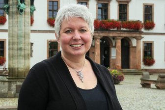 FDP-Kandidatin Monique Woiton: Die soziale Liberale - Monique Woiton lebt zwar in Schwarzenberg, schätzt aber auch Rochlitz, vor dessen Rathaus dieses Foto entstand.