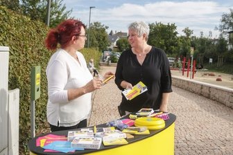 FDP-Kandidatinnen auf Wahlkampftour - Straßenwahlkampf in Neukirchen: Ulrike Harzerund Monique Woiton (rechts) wollen für die FDP in den Bundestag einziehen.