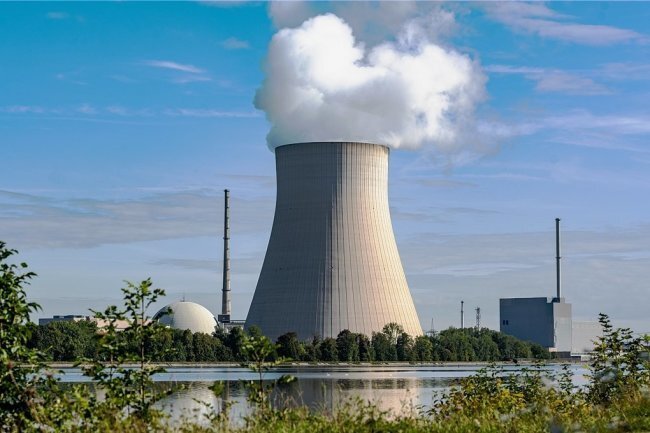 FDP offen für neue Kernkraftwerke in Sachsen - Das Atomkraftwerk Isar in Niederbayern - Block 2 (links) läuft noch. 
