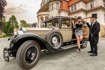 Federboas, Frack und Flapper-Girls: Im Erzgebirge sind die Goldenen Zwanziger zurück - Stilecht: Florian Wagner ist Gina Hofmann beim Ausstieg aus einer 1927 gebauten Limousine behilflich.