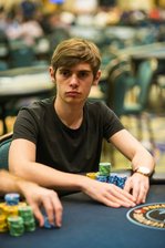 Fedor Holz: Der Poker-Millionär über Vertrauen, Verluste und Erfolg - Fedor Holz bei einem Turnier in Nassau auf den Bahamas im Jahr 2015. Während seiner Karriere als Pokerspieler hat sich Holz Fähigkeiten angeeignet, die auch abseits des Pokertisches hilfreich sind.