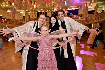 Feen, Kämpfer und Glückspilze beim Kinderfasching in der Neuen Welt Zwickau - Katja Kolitsch-Beyer (46), Sophia Beyer (12) und Heiko Beyer (50) aus Meerane (hinten v. i.) haben sich als Thema japanischen Kampfsport ausgesucht und die achtjährige Elisabeth Beyer (vorn) hat sich als Fee verkleidet.