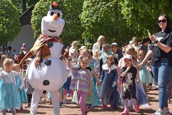 Feenstaub und Zauberschnee: Märchenfans bevölkern Lichtenwalder Park - 