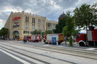 Die Feuerwehr rückte mit zahlreichen Fahrzeugen an. Vor dem Gebäude sammelten sich viele Menschen, die zuvor das Haus verlassen mussten.