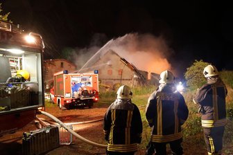Fehlalarm vom Heimrauchmelder? Diese Kosten kommen auf die Frankenberger zu - Wenn es brennt, löscht auch weiterhin die Feuerwehr (Frankenberger Stadtfeuerwehr löscht Brand einer Scheune in Mühlbach 2022) - künftig aber in einigen Fällen gegen Gebühr.