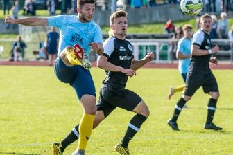 Fehlende Cleverness wird bestraft - Wie kurz zuvor Maximilian Schreiter hatte auch der Marienberger Kevin Werner (links) das 1:0 auf dem Fuß, scheiterte jedoch mit seinem Heber am Markkleeberger Torhüter. 
