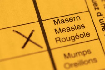 Fehlende Masern-Impfung bei Kindern: Amtsgericht Freiberg hat mehrere Fälle vorliegen - Ein Impfpass mit einem Kreuz bei der Masern-Impfung liegt auf einem Tisch. Als Nachweis dient auch eine ärztliche Bescheinigung, wenn man Masern hatte oder wenn man aus medizinischen Gründen nicht geimpft werden kann.