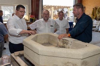 Fehlende Planungssicherheit und Fachkräftemangel: Reichenbacher Handwerker zeigen Vogtland-Landrat Probleme auf - Landrat Thomas Hennig (links) sprach in Reichenbach mit Vertretern dreier Handwerksbetriebe. Ronny Hollerung (rechts), Geschäftsführer von Hollerung Restaurierung, macht auf Probleme in seiner Branche aufmerksam.