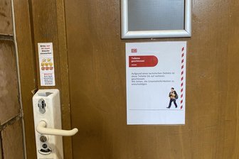 Fehlende Toiletten im Zwickauer Hauptbahnhof: Ein Armutszeugnis für die Deutsche Bahn - Geschlossene Toilette auf dem Hauptbahnhof in Zwickau.