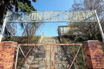 Fehlende und kaputte Sportstätten – Zwickauer Kreissportbund schlägt Alarm - Sinnbild für den Zustand der Sportstätten im Landkreis: Sportler in Wilkau-Haßlau werden noch immer mit dem Schriftzug "Stadion der Jugend" begrüßt, obwohl die marode Sportstätte schon lange Stadion am Sandberg heißt.