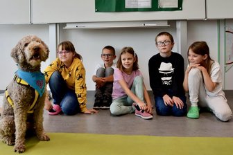 Fehlende Zäune, leere Kotbeutelspender: Wie Drittklässler in Chemnitz für bessere Hundewiesen kämpfen - Einige der Drittklässler, die sich am Projekt Hundewiese beteiligen mit Schulhund Barni.