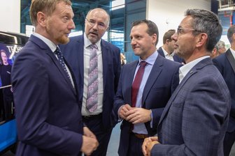 Fehlender Rückhalt in CDU für Magwas? Das sagt der Chef der Plauener Christdemokraten dazu - Der Plauener CDU-Chef Jörg Schmidt (Zweiter von rechts) voriges Jahr beim Jahresempfang der Vogtland-CDU im Gespräch mit Ministerpräsident Michael Kretschmer, OB Steffen Zenner und Kreischef Sören Voigt.