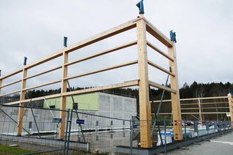 Fehlerhafte Konstruktion: Neustart für Sporthallenbau in Grünhainichen - An dieser Stelle am Ortseingang von Grünhainichen sollte längst die neue Sporthalle stehen.