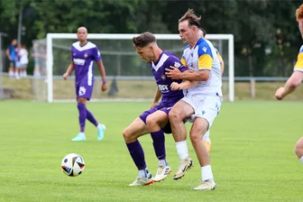 „Fehlerhafter“ Auftritt ab Sekunde 1: Erzgebirge Aue verliert gegen Carl Zeiss Jena - Joel Richter (re.) gelang nach 13 Sekunden die Jenaer Blitzführung und überrumpelte die Auer Verteidigung um Pascal Fallmann (li.).