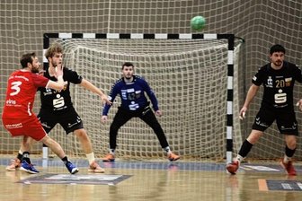 Fehlerquote macht den Unterschied - Torsten Koska (links) und seine Mitspieler hatten phasenweise Mühe, Lücken in der Gäste-Abwehr zu finden.