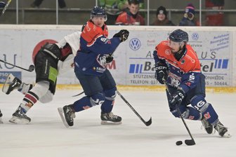 Fehlstart in die Playoffs: Wölfe unterliegen Lauterbach zuhause mit 3:7 - Tomas Rubes (rechts) erzielte gegen Lauterbach einen Dreierpack. Dennoch gingen die Wölfe leer aus.