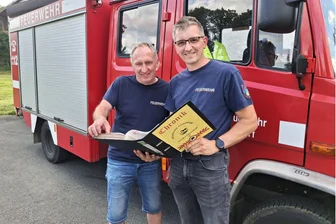 Feier im Erzgebirge: Warum Großwaltersdorfer das Spritzenhaus zweckentfremdet genutzt wird - Dirk Ranft (r.) und Andre Höber stehen an der Spitze der Freiwilligen Feuerwehr Großwaltersdorf.