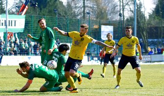 Feierabend statt Finale: VfB Auerbach enttäuscht im Pokal - Philipp Kötzsch (Auerbach) versucht sich gegen Stefan Karau (Leipzig) und Rintaro Yajima (Leipzig) durchzusetzen.