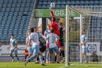 Feierabendkicker besiegen Vollprofis: VFC Plauen gewinnt Sachsenderby beim Chemnitzer FC - Nicht nur in dieser Szene hatte CFC-Keeper Daniel Adamczyk gegen couragiert auftretende Gäste vom VFC Plauen alle Handschuhe voll zu tun.